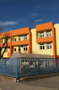 esterno della scuola secondaria di primo grado di villafranca. La scuola ha pareti gialle, con finiture arancioni