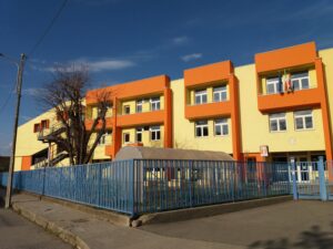 esterno della scuola secondaria di primo grado di villafranca. La scuola ha pareti gialle, con finiture arancioni